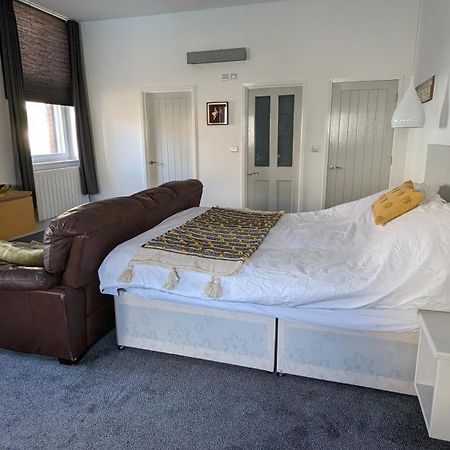 Gorgeous Comfortable Apartment On The High Street Мертир-Тидвилл Экстерьер фото
