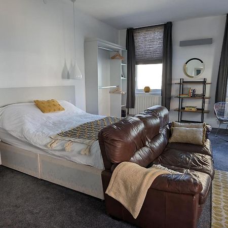 Gorgeous Comfortable Apartment On The High Street Мертир-Тидвилл Экстерьер фото