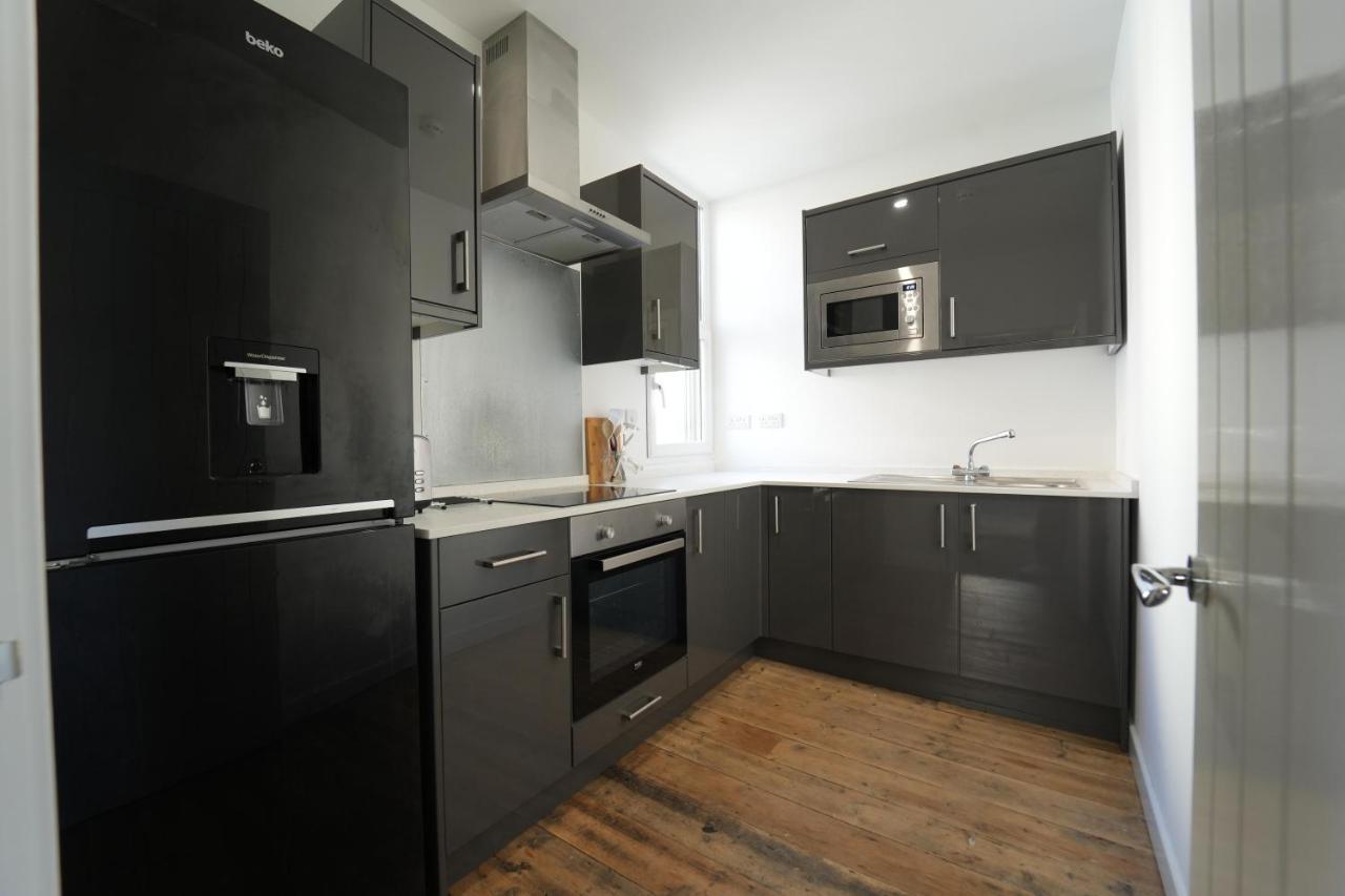 Gorgeous Comfortable Apartment On The High Street Мертир-Тидвилл Экстерьер фото