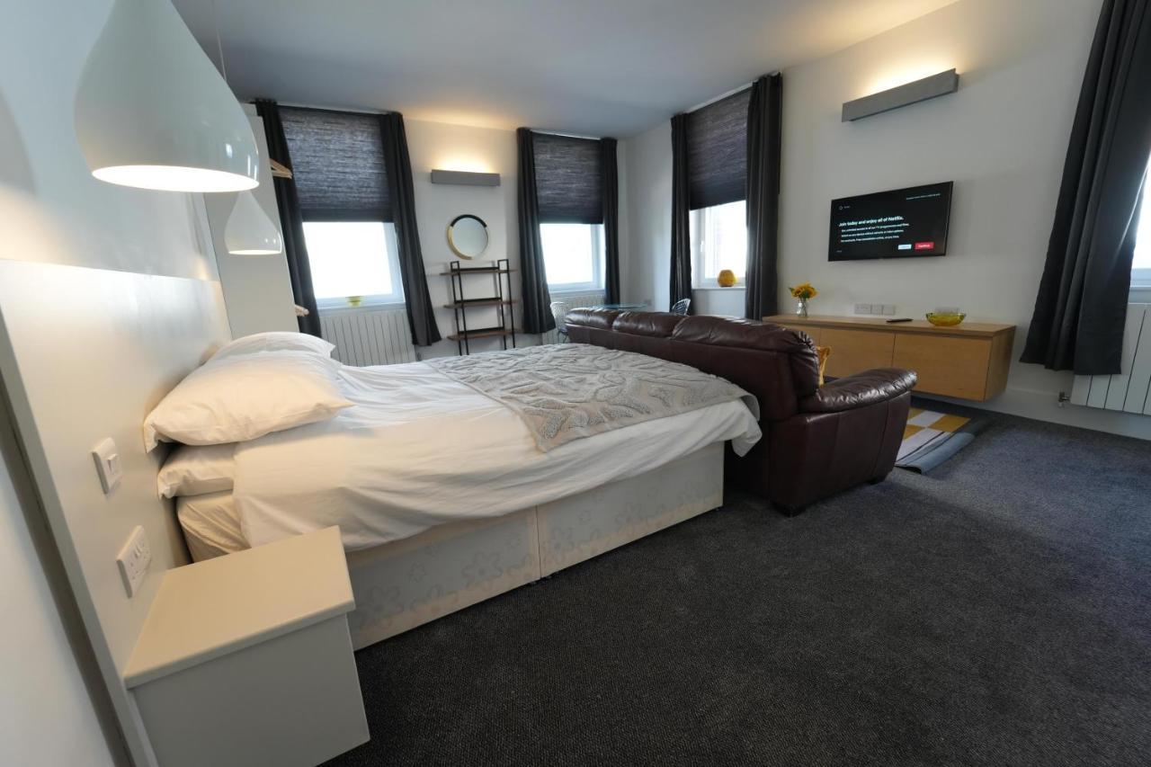 Gorgeous Comfortable Apartment On The High Street Мертир-Тидвилл Экстерьер фото