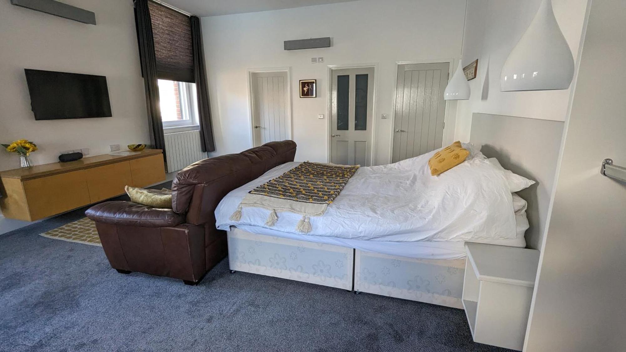 Gorgeous Comfortable Apartment On The High Street Мертир-Тидвилл Экстерьер фото