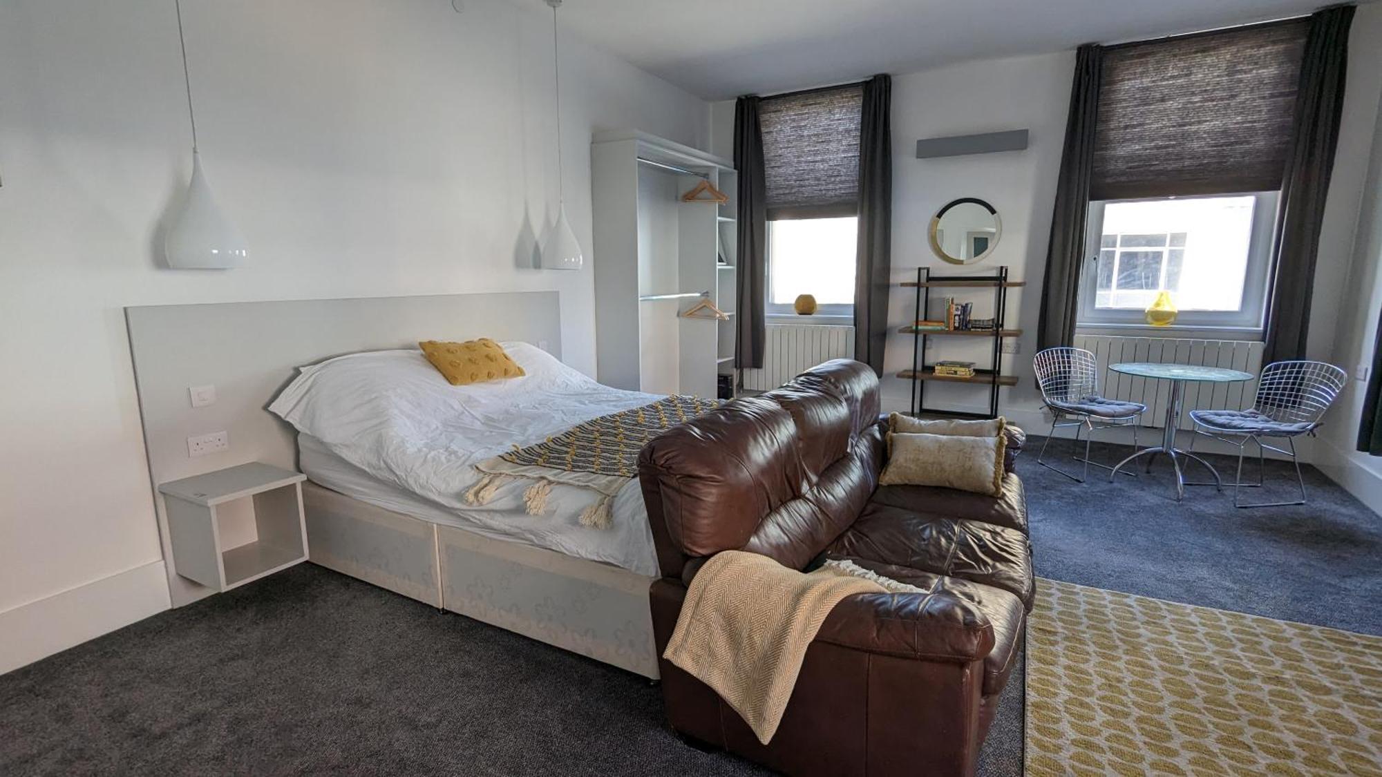 Gorgeous Comfortable Apartment On The High Street Мертир-Тидвилл Экстерьер фото